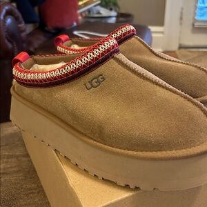 NWOB UGG Brown Tazz Platform Suede Platform with Red Trim Size 9